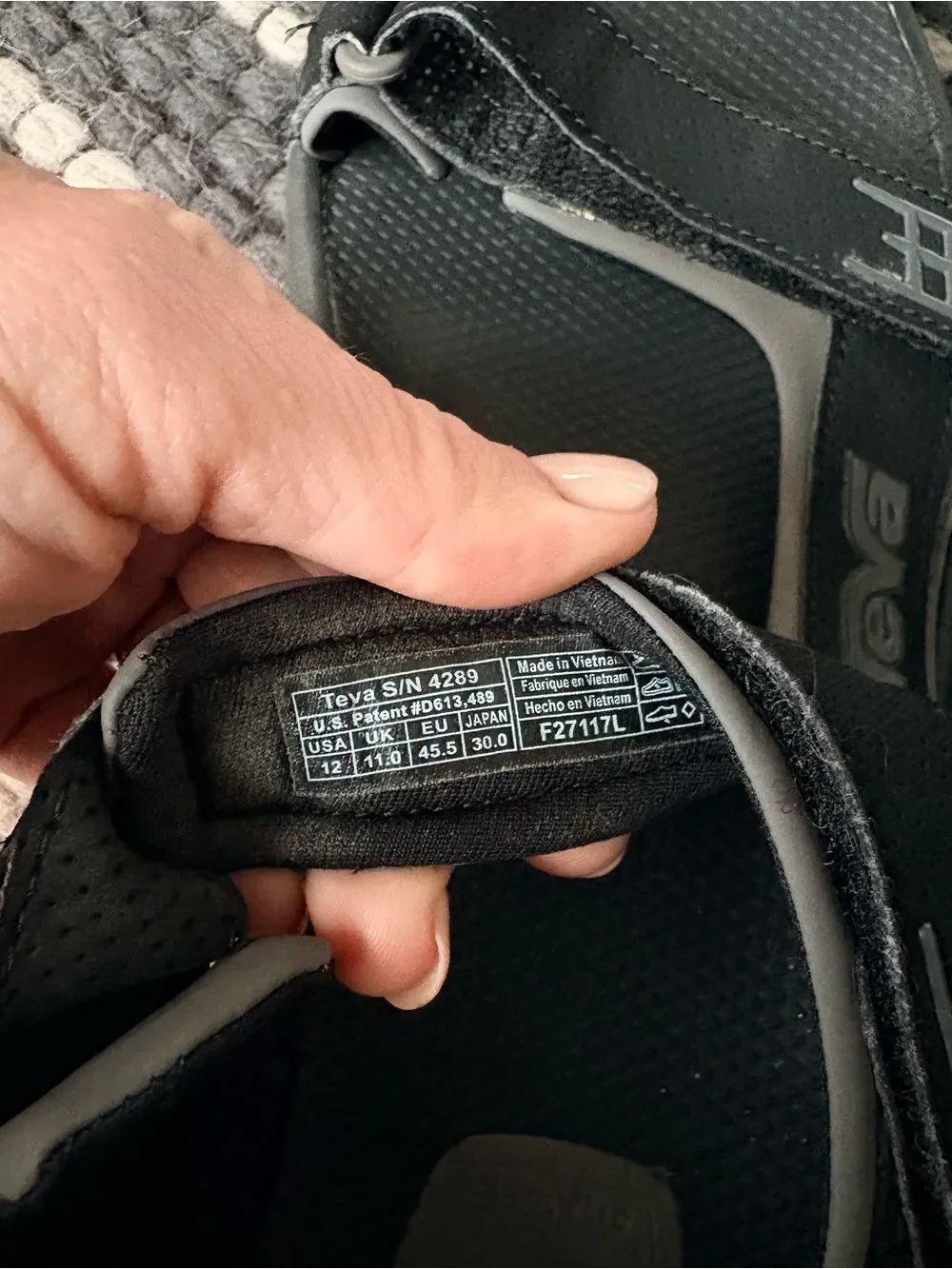 Teva Men's Minam sandals in Black | size 12 | like new